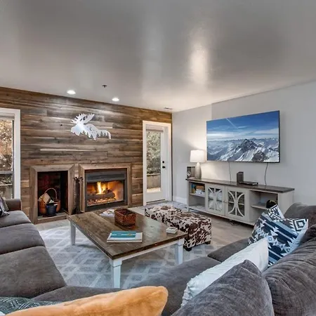 2Bdr Condo Stunning Location In Town